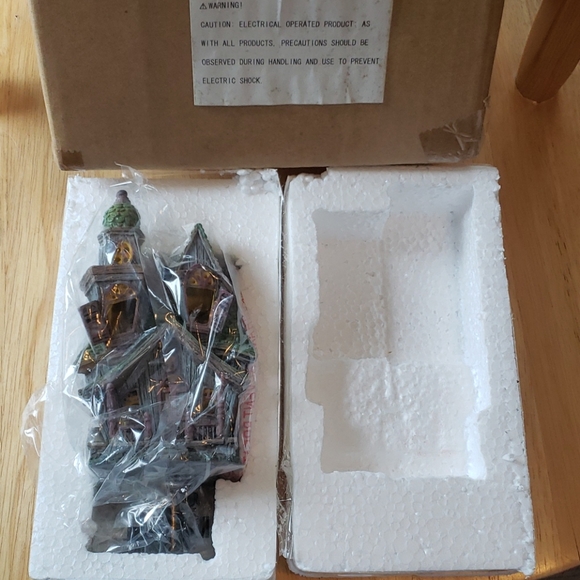 Terry's Village Resin Haunted House Nightlight - Picture 2 of 9